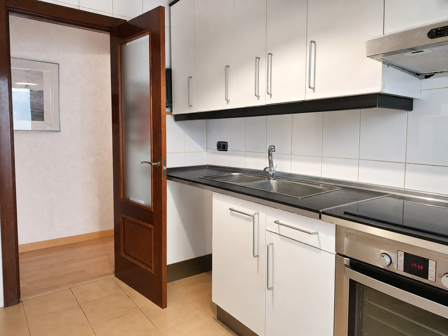 Encimera y equipamiento de la cocina principal