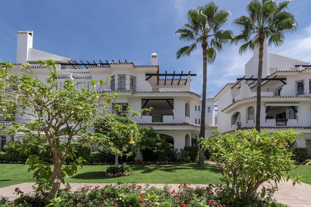 White façades, gardens and palm trees in Los Naranjos de Marbella