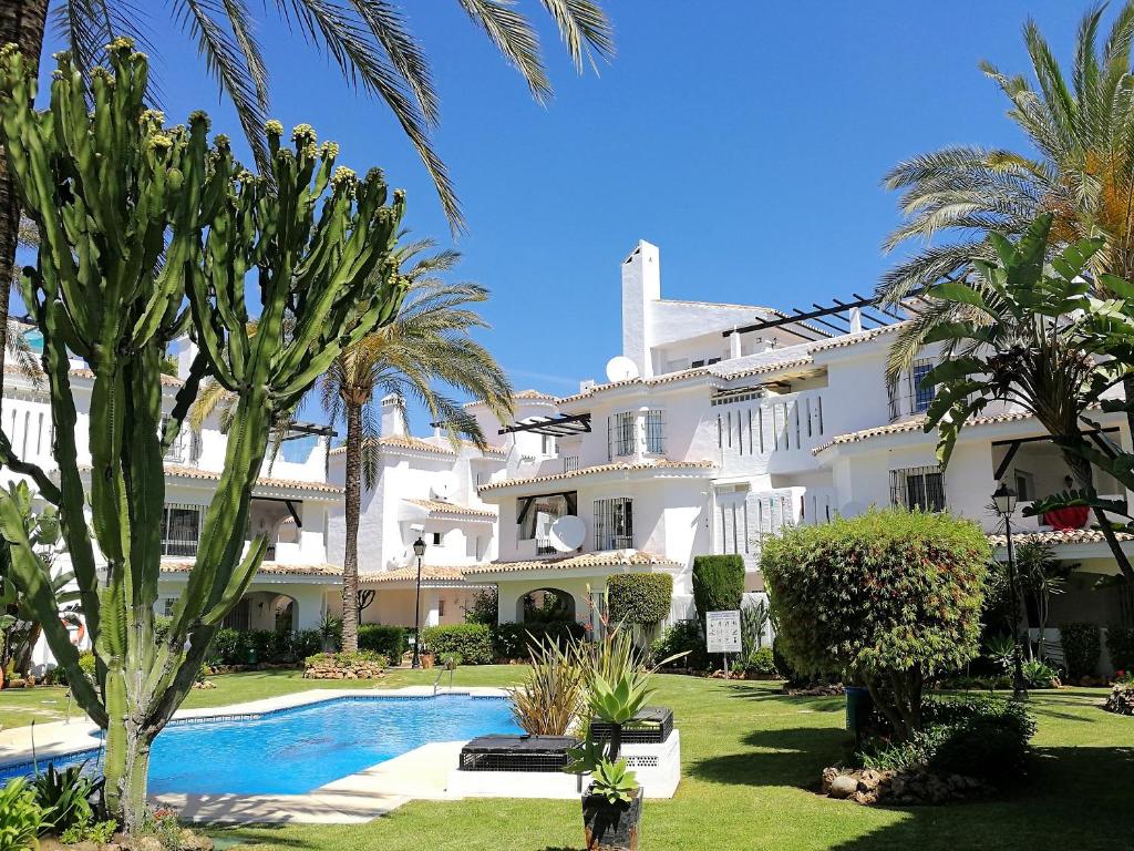 Mediterranean gardens and white homes in Los Naranjos de Marbella