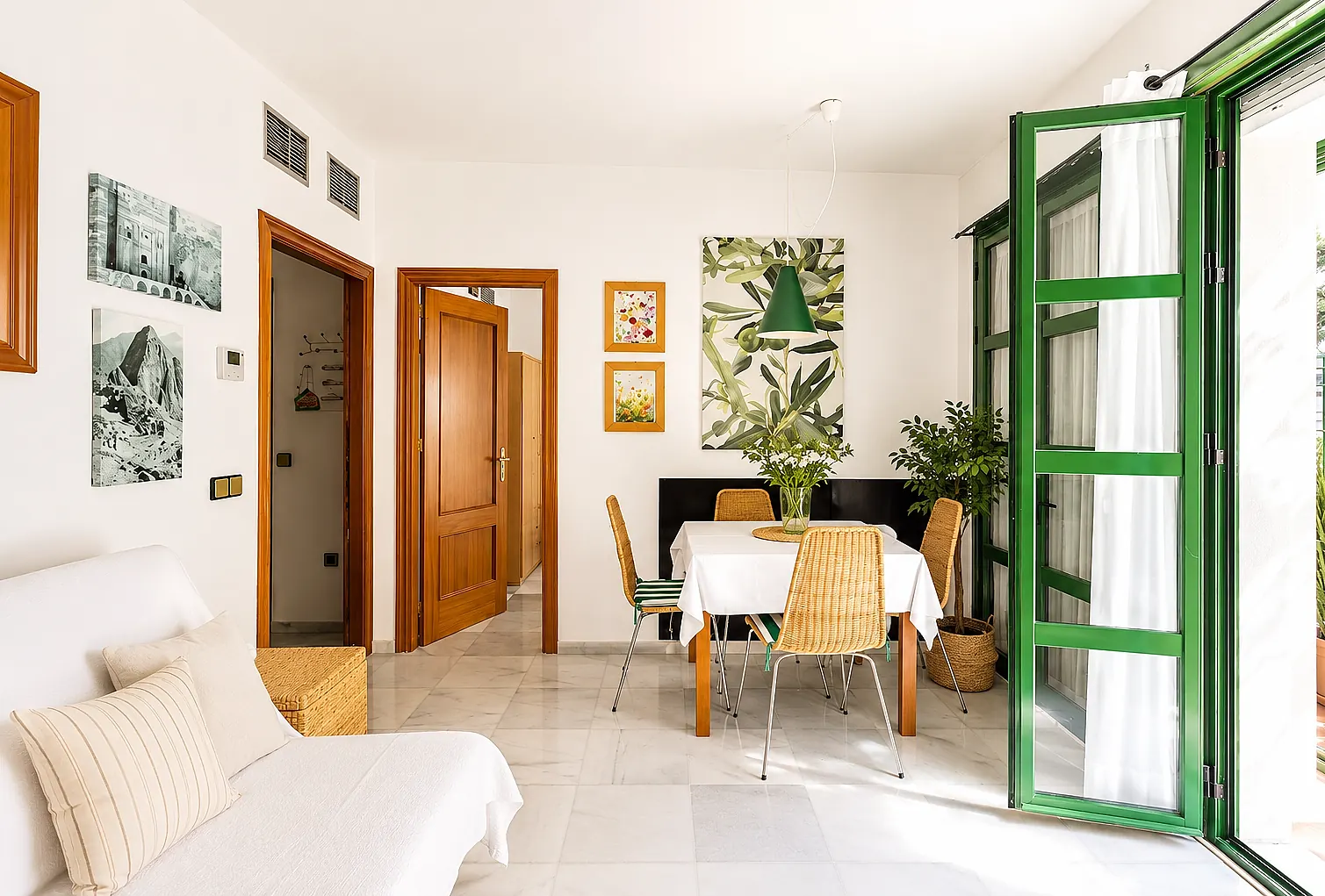 Salón con puertas verdes hacia el exterior