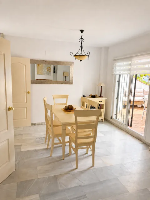 Dining area with direct access to the terrace